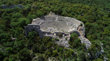Termessos'u ziyarete gelenleri ormanın sevimli sakinleri tilkiler karşılıyor