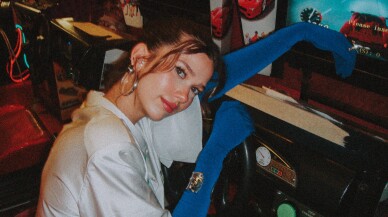 Sesi ve güzelliğiyle dikkat çekiyor