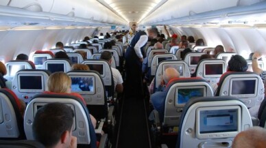 Uçuş sırasında yaptığı yürekleri ağıza getirdi! Koltuğa bantlandı