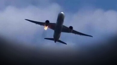 Havada yangın paniği! Uçağa kuş çarpınca motor alev aldı