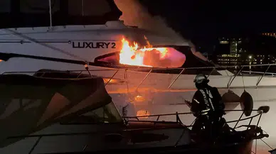 Fatih sahilinde yangın çıkan yat hasar gördü