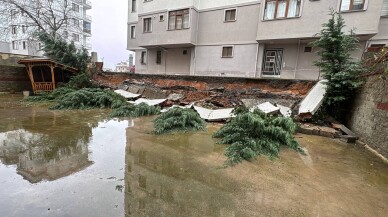 Çekmeköy'de apartmanın bahçesinin istinat duvarı yıkıldı