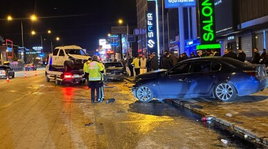 Denizli'de otomobil park halindeki araçlara çarptı, 3 kişi yaralandı