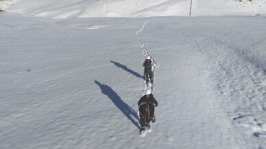 Doğu'da kesintisiz enerji için karlı yolları aşıyorlar