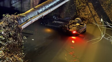 Düzce'de dereye yuvarlanan otomobildeki 2 kişi yaralandı