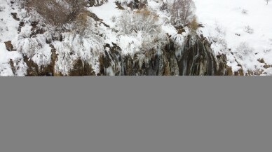 Erzincan'daki Girlevik Şelalesi'nde buz sarkıtları oluştu