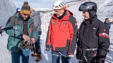Erzurum Valisi Çiftçi, Palandöken'de buz duvarına tırmandı