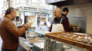 Gaziantep'te dedelerinden devraldıkları tatlıcılık mesleğini baba ile oğlu sürdürüyor