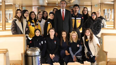 İstanbul'da gönüllü eğitmenler ile öğrenciler vapur yolcularına kalp masajı eğitimi verdi