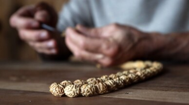 Kani usta ahşap tespih tanelerine Ayet-el Kürsi ve Asr suresini işledi