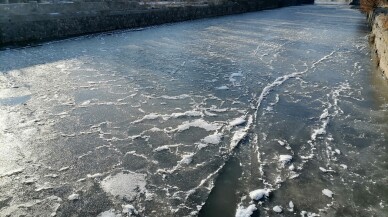 Kars Çayı soğuk hava nedeniyle kısmen buzla kaplandı