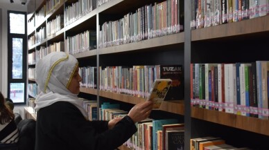 Kayseri'de 61 yaşındaki ilkokul mezunu Şaziye teyze kütüphanenin müdavimi oldu