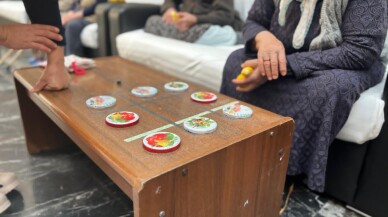 Kayseri'de huzurevi sakinleri lahana sarıp mantı sıktı