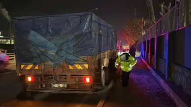 Kocaeli'de seyir halindeki kamyondan çıkan tekerleğin çarptığı kişi yaralandı