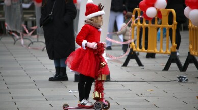 Kosova’da yüzlerce kişi "Noel Baba" kostümüyle koştu