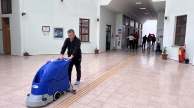 Kütahya'da akademik ve idari personel görev yaptıkları okulu boyadı