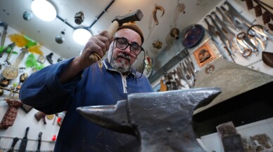 Osmanlı kılıcı hayranı Iraklı kılıç ustası, unutulmaya yüz tutmuş mesleğini sürdürüyor