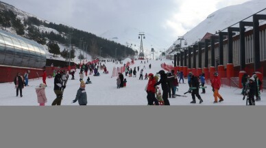 Palandöken Kayak Merkezi'nde hafta sonu yoğunluğu yaşanıyor