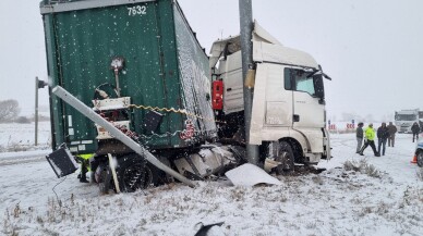 Refüje çarpan tır nedeniyle Çorum-Yozgat kara yolu 2 saat ulaşıma kapalı kaldı
