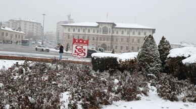 Sivas'ta kar yağışı etkili oluyor