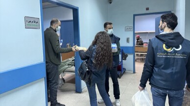 Suriye'nin başkenti Şam'da gönüllü gençler hastalara ve doktorlara umut oluyor