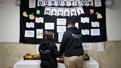 Tezgahtarsız manav öğrencilere dürüstlüğü öğretiyor