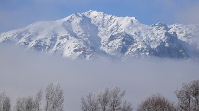 Tunceli'de dağları sis, ovalardaki ağaç ve bitkileri ise kırağı kapladı