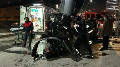 Uşak'ta otomobilde sıkışan sürücü itfaiye ekiplerince kurtarıldı