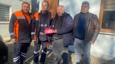 Zonguldak'ta temizlik personeli içinde para bulunan poşeti sahibine teslim etti