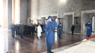 Ata'nın huzurunda tüm dünyada barış dileği
