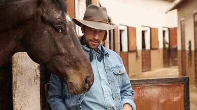 Cemal Hünal at çiftliğinde objektif karşısına geçti