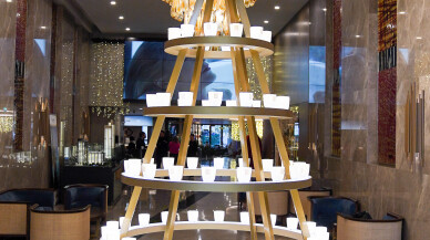 Yılbaşı ağacıyla geleceğe ışık tutuyor