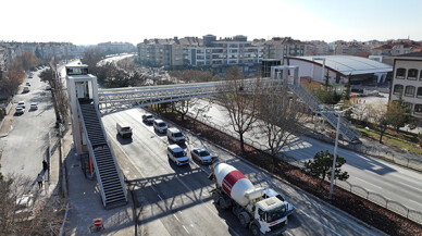 Konya Büyükşehir Belediyesi, Yaşar Doğu Yaya Üst Geçidi'ni yeniden inşa ederek hizmete sundu