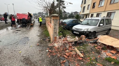 Düzce'de sitenin bahçe duvarına çarpan otomobildeki 5 kişi yaralandı