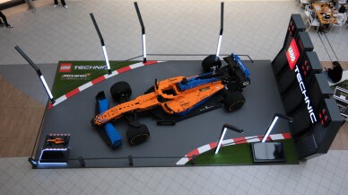 İstanbul’da Yarış Heyecanı: Gerçek boyutlu LEGO® Technic™ McLaren Formula 1™ Yarış Arabası Akasya’da!