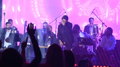 Mahsun Kırmızıgül sahnede duygusal anlar yaşadı