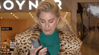 Muazzez Ersoy sahne alışverişinde