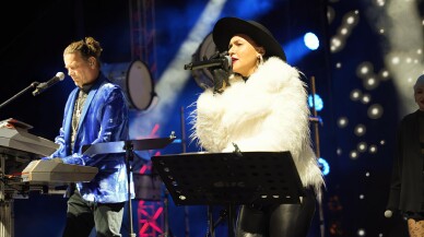 Yeni yıl öncesi İskender Paydaş & Şevval Sam coşkusu