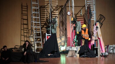 Asrın felaketine saygı ve dayanışma: Son 72 saat tiyatro gösterisi