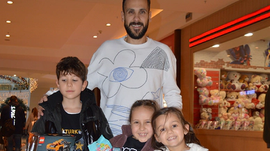 Ümit Erdim oyuncakçıda kendini kaybetti!