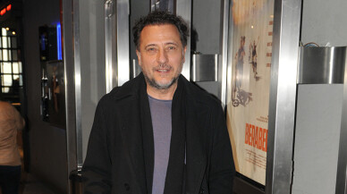 Yiğit Özşener sevgilisiyle film izledi