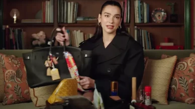 İngiliz Şarkıcı Dua Lipa’nın Yanından Ayırmadığı Eşyalar Gündem Oldu! İşte Ünlü Şarkıcının Çantasında Olan Şaşırtıcı İhtiyaçlar!