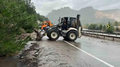 Osmaneli’de selin ardından D650 karayolunda temizlik çalışması yapıldı