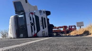 Suruç'ta tekstil yüklü tır devrildi!