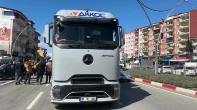 Uşak’ta korkunç zincirleme kaza: Devrilen traktörde sürücü sıkıştı!