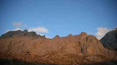 Emler zirvesi’nde 102 dağcıdan Cumhuriyet’e saygı duruşu