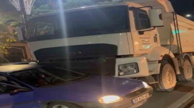 Sivas’ta kamyon otomobile çarptı: Kaza anı cep telefonu kamerasına yansıdı!