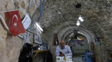 İsrail işgali altındaki El Halil’de esnaf Türkiye sevgisini ay-yıldızlı bayraklarla gösteriyor!