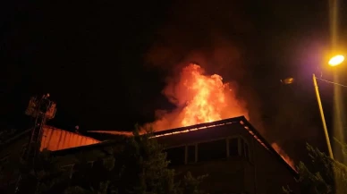 Beyoğlu’nda korku dolu anlar: Çatıdan yükselen alevler gökyüzünü aydınlattı!