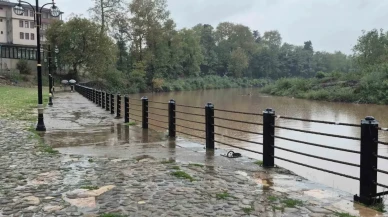 Bartın günlerdir yağmur altında: Irmak köpürdü, şehir göle döndü!